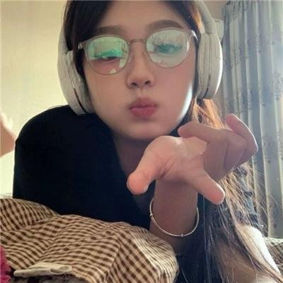 出墙红杏两家春